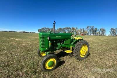 John Deeer Model M Hinterradtraktor