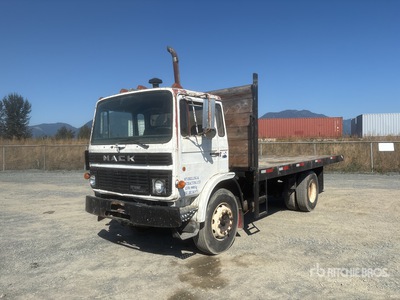 1989 Mack MS250 4x2 Flatbed Truck
