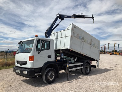 2007 AmcoVeba V706.2S 1050 kg on 2007 Nissan Atleon 4x2 Camion-benne avec grue