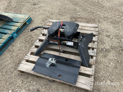curt A20 20,000 lb Fifth Wheel - Fits Truck