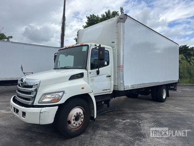 2013 Hino 238 4x2 Gesloten vrachtwagen