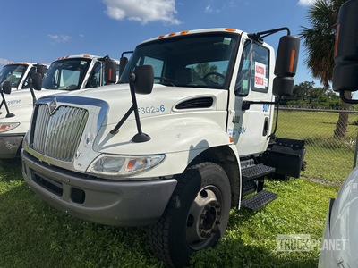 2003 International 4300 4X2 4x2 S/A Day Cab Truck Tractor (Inoperable)