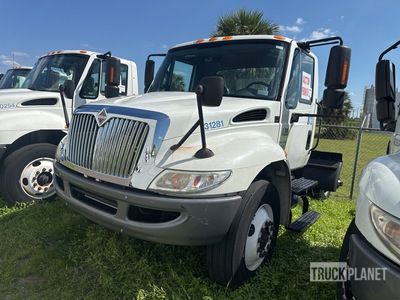 2004 International 4300 SBA 4x2 S/A Day Cab Truck Tractor