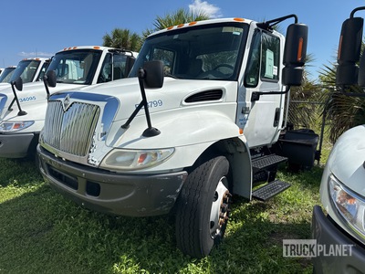 2003 International 4300 4X2 4x2 S/A Day Cab Truck Tractor (Inoperable)