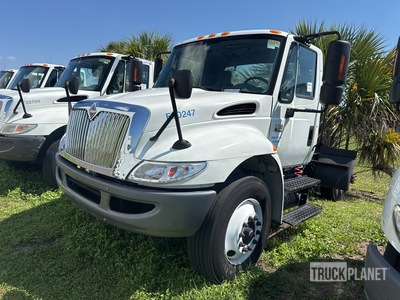 2003 International 4300 4X2 4x2 S/A Day Cab Truck Tractor (Inoperable)