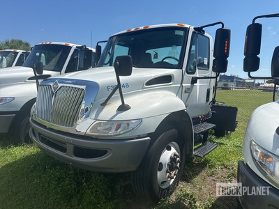 2003 International 4300 4X2 4x2 S/A Day Cab Truck Tractor
