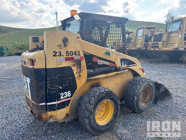 MINI CARGADOR SOBRE RUEDAS 2004 CATERPILLAR 236