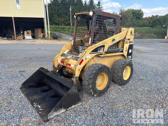 MINI CARGADOR SOBRE RUEDAS 2004 CATERPILLAR 236