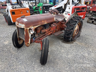 Ford 8N 2WD Narrow Front Tracteur de collection (Inoperable)