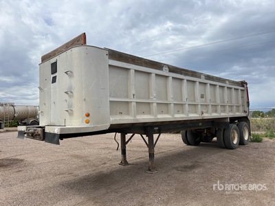 1981 East 30 ft T/A End Dump Trailer