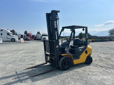 2012 Komastu FG25T-16 1800 lb 4x2 Chariot élévateur tout terrain
