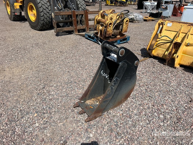 Backpush Bucket Rear Cat 12 in 0.08 m3 Q/C Digging Backhoe Rear Bucket | Ritchie Bros ...