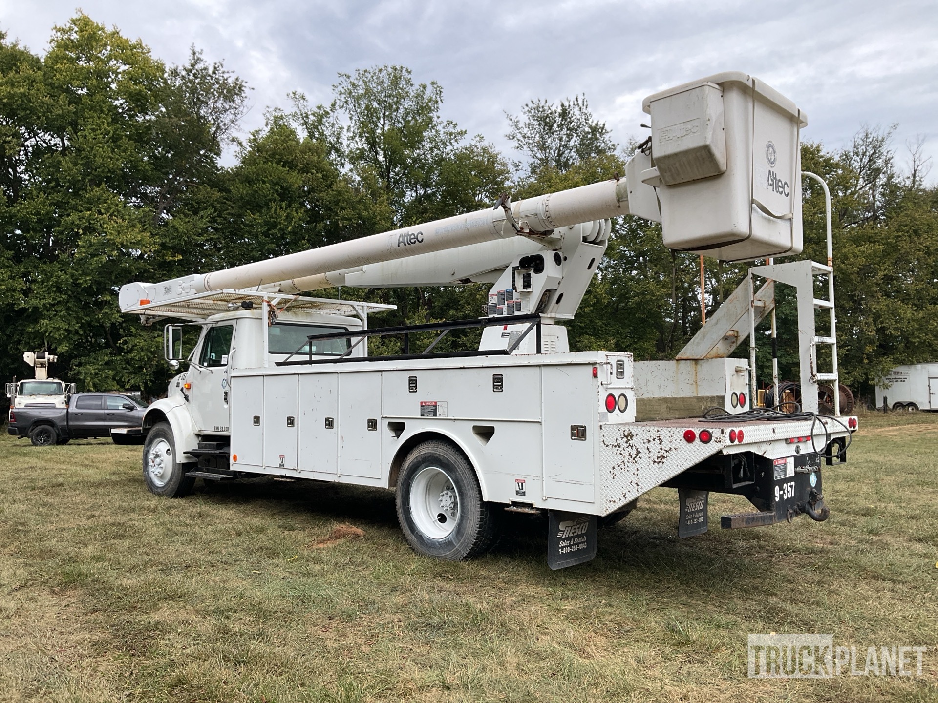 2000 Altec AM900 67 ft on 2001 International 4700 4x2 Bucket Truck