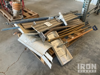 Assortment of Concrete Floats معدات الخرسانة