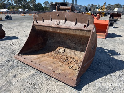 ShawX 2000 mm Q/C Hydraulic Tilting Excavator Bucket - Fits 30 Ton