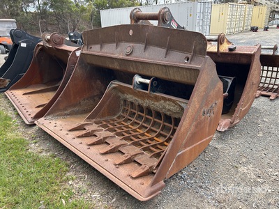 ShawX 2000 mm Q/C Hydraulic Tilting Excavator Bucket - Fits 30 Ton