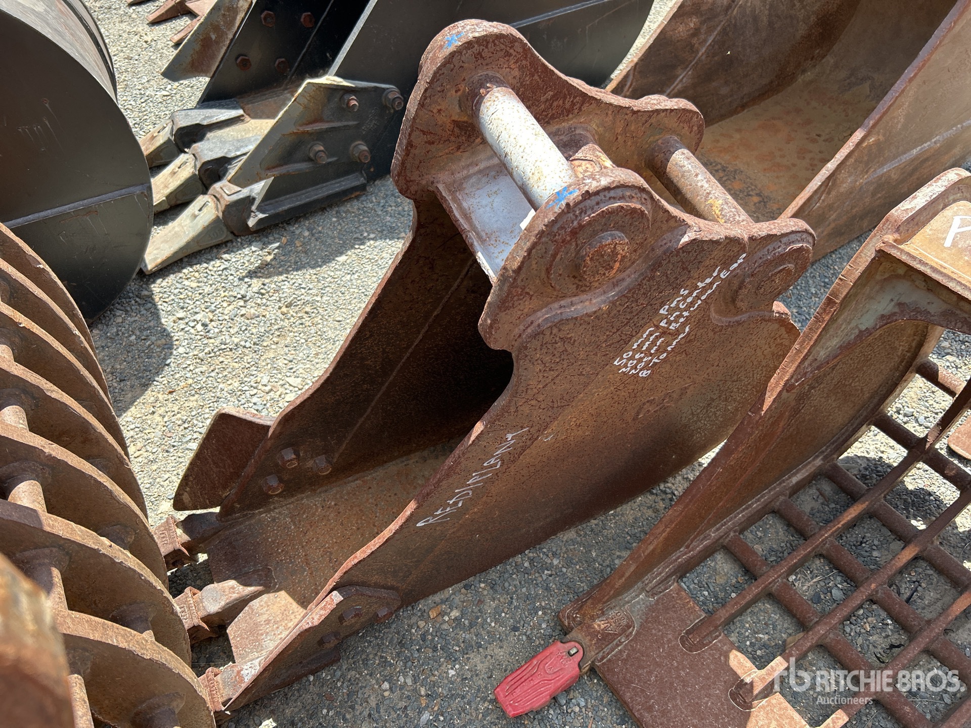 Cat 300 mm Q/C Digging Excavator Bucket - Fits 8 Ton