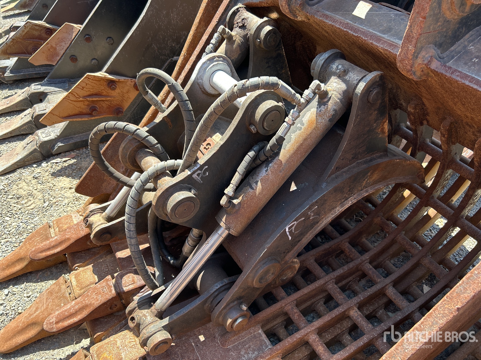 Q/C Excavator Grapple - Fits 5 Ton