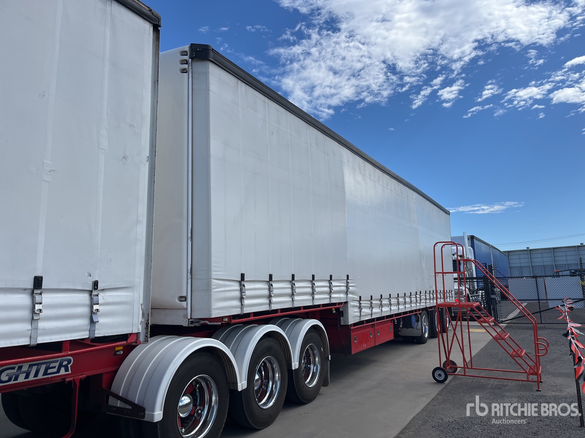 2006 MaxiTrans 13.5 m Tri/A Step Deck Tautliner Trailer