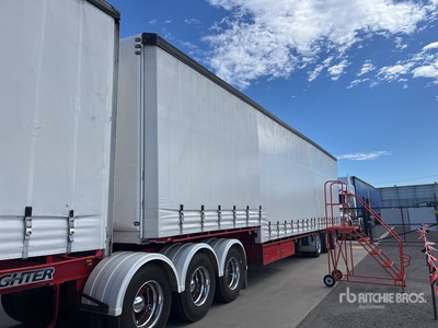 2006 MaxiTrans 13.5 m Tri/A Step Deck Tautliner Trailer