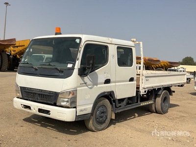 2009 Mitsubishi Canter 4x2 Crew Cab Ciężarówka z płaską platformą