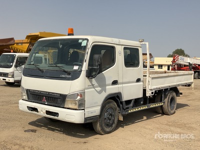 2009 Mitsubishi Canter 4x2 Crew Cab Ciężarówka z płaską platformą