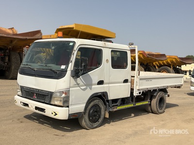 2012 Mitsubishi Canter 4x2 Crew Cab Ciężarówka z płaską platformą