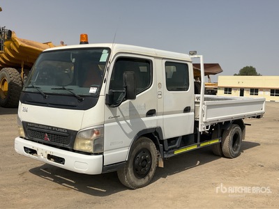 2013 Mitsubishi Canter 4x2 Crew Cab Ciężarówka z płaską platformą