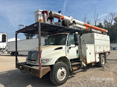Altec LRV55 55 ft on 2006 International 4400 4x2 Forestry Bucket Truck