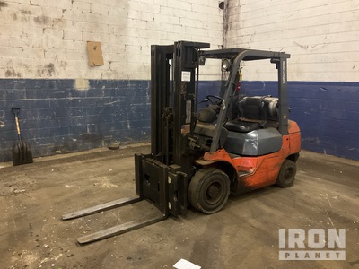 Toyota 7FGU25 3750 lb Pneumatic Tire Forklift