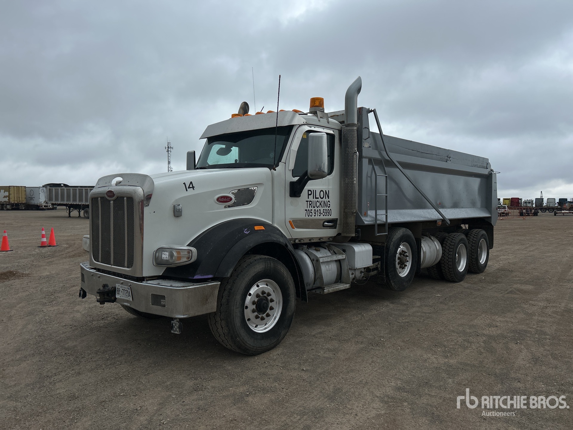 2017 Peterbilt 567 8x4 4-Achs Kipper-Lkw