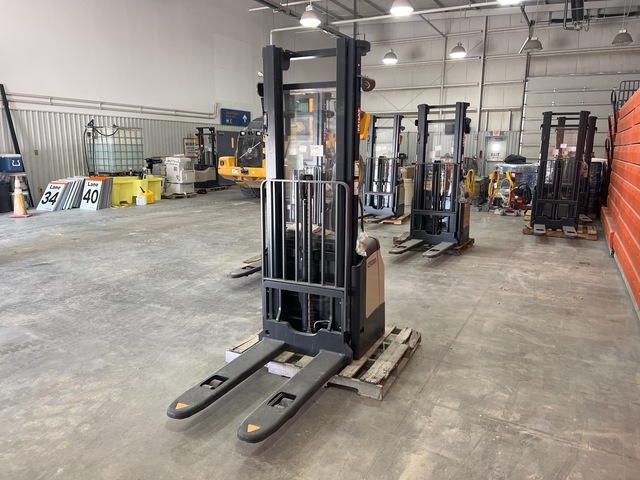 2022 Crown ES 4000 3360 lb Electric Stacker