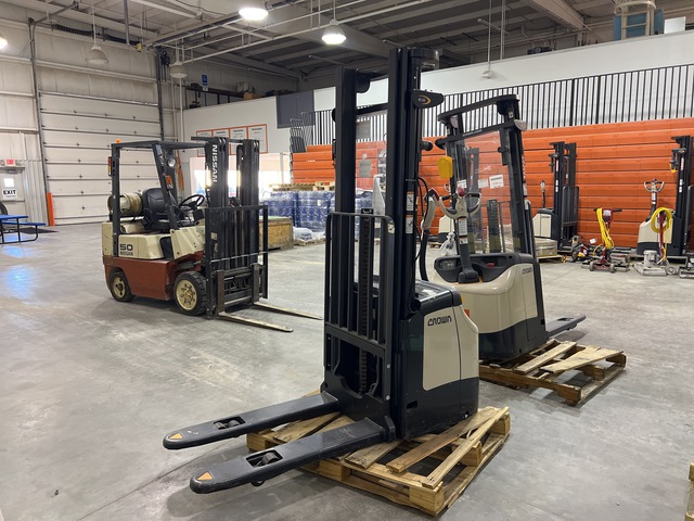 2021 Crown ES 4000 3360 lb Electric Stacker