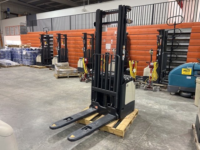2021 Crown ES 4000 3360 lb Electric Stacker