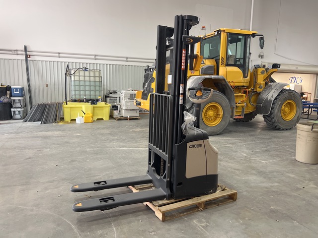 2022 Crown ES 4000 3360 lb Electric Stacker