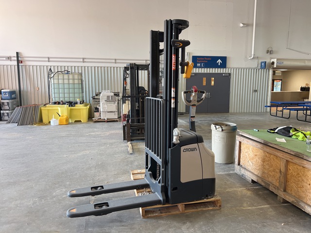 2022 Crown ES 4000 3360 lb Electric Stacker