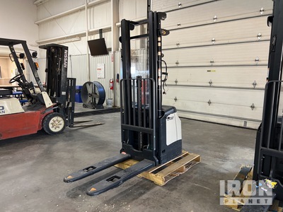 Crown ES 4000 3360 lb Gerbeur électrique