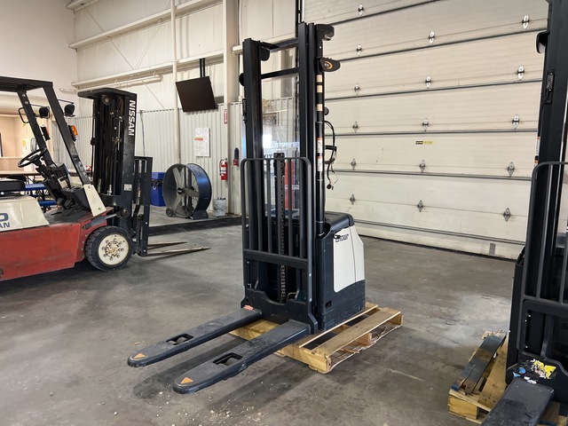 2021 Crown ES 4000 3360 lb Electric Stacker