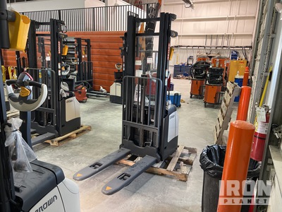 Crown ES 4000 3360 lb Electric Stacker