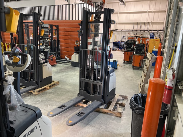 2022 Crown ES 4000 3360 lb Electric Stacker