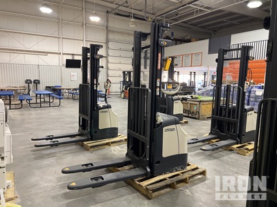 Crown ES 4000 3360 lb Gerbeur électrique