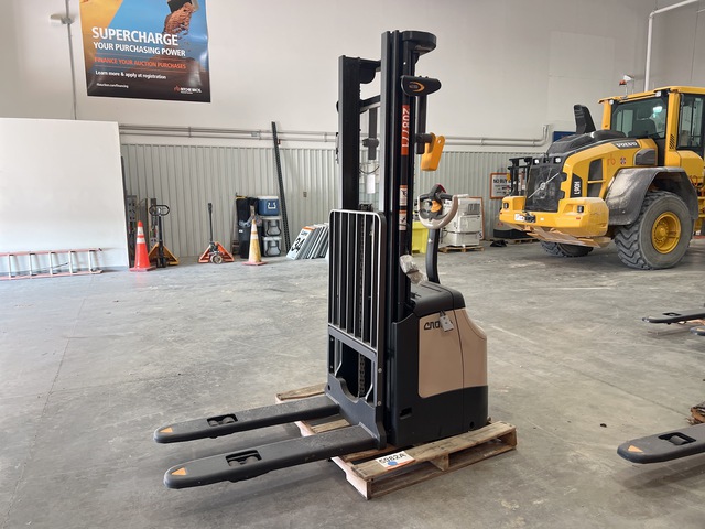 2022 Crown ES 4000 3360 lb Electric Stacker