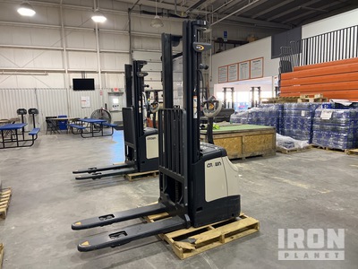 Crown ES 4000 3360 lb Gerbeur électrique