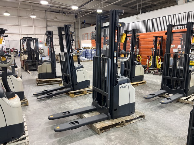 2022 Crown ES 4000 3360 lb Electric Stacker