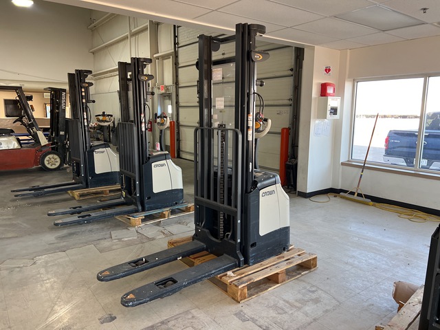 2021 Crown ES 4000 3360 lb Electric Stacker