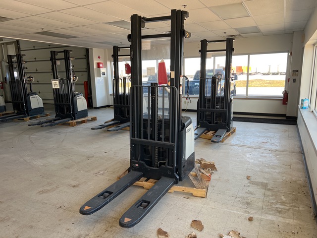 2021 Crown ES 4000 3360 lb Electric Stacker