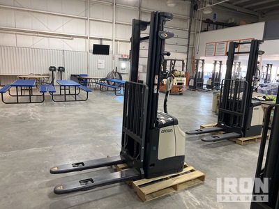 Crown ES 4000 3360 lb Gerbeur électrique