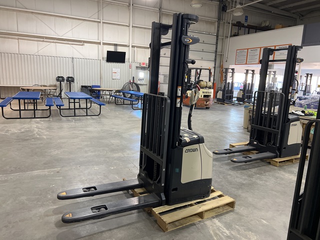 2021 Crown ES 4000 3360 lb Electric Stacker