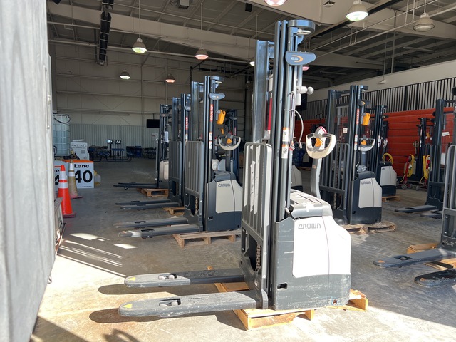 2021 Crown ES 4000 3360 lb Electric Stacker
