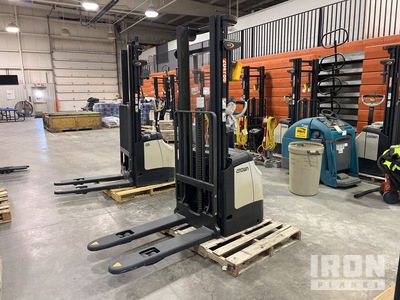 Crown ES 4000 3360 lb Electric Stacker